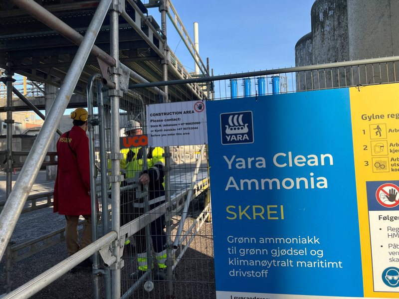 雅苒（Yara）與北極光公司（Northern Lights）簽署全球第一份跨境碳儲存協議，將把雅苒在荷蘭Sluiskil廠的二氧化碳排放，運往挪威北海海床下儲存。（路透）