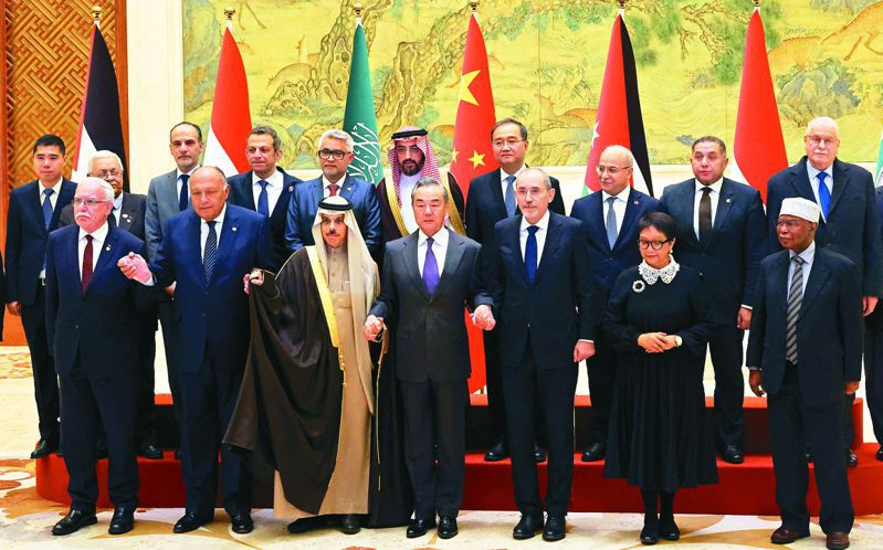 中國大陸外交部長王毅（前排左四）昨在北京會見「阿拉伯和伊斯蘭國家外交部長」聯合代表團，北京在中東局勢的角色引起關注。（路透）