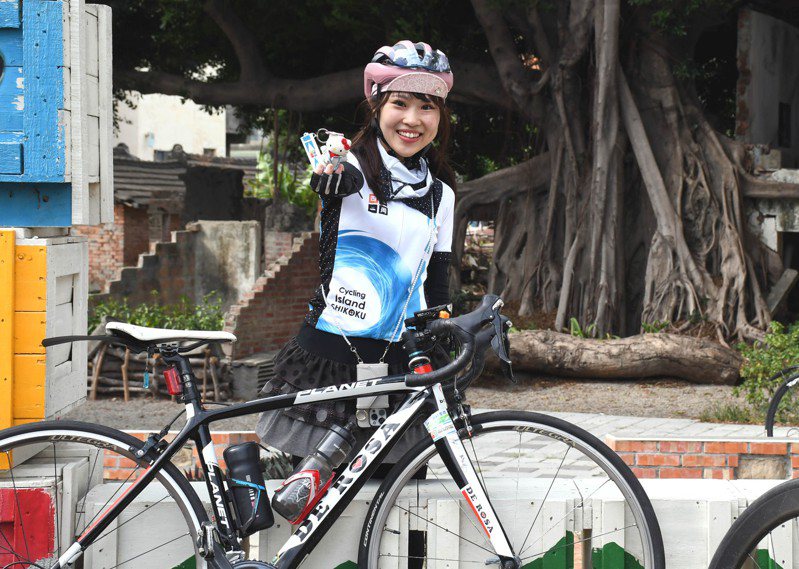 來自愛媛縣的宮﨑里佳，帶著媽媽做的凱蒂貓交通御守陪伴她環島。自行車新文化基金會提供。