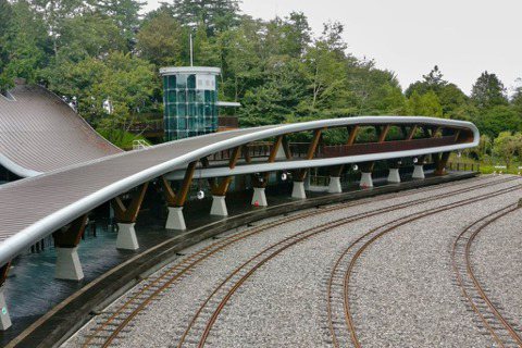 全新祝山車站擁有優雅的α造型棚頂設計。 圖／阿里山林鐵及文資處提供