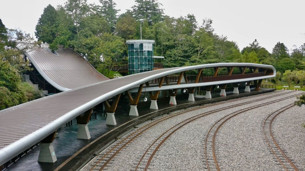 全新祝山車站擁有優雅的α造型棚頂設計。 圖／阿里山林鐵及文資處提供