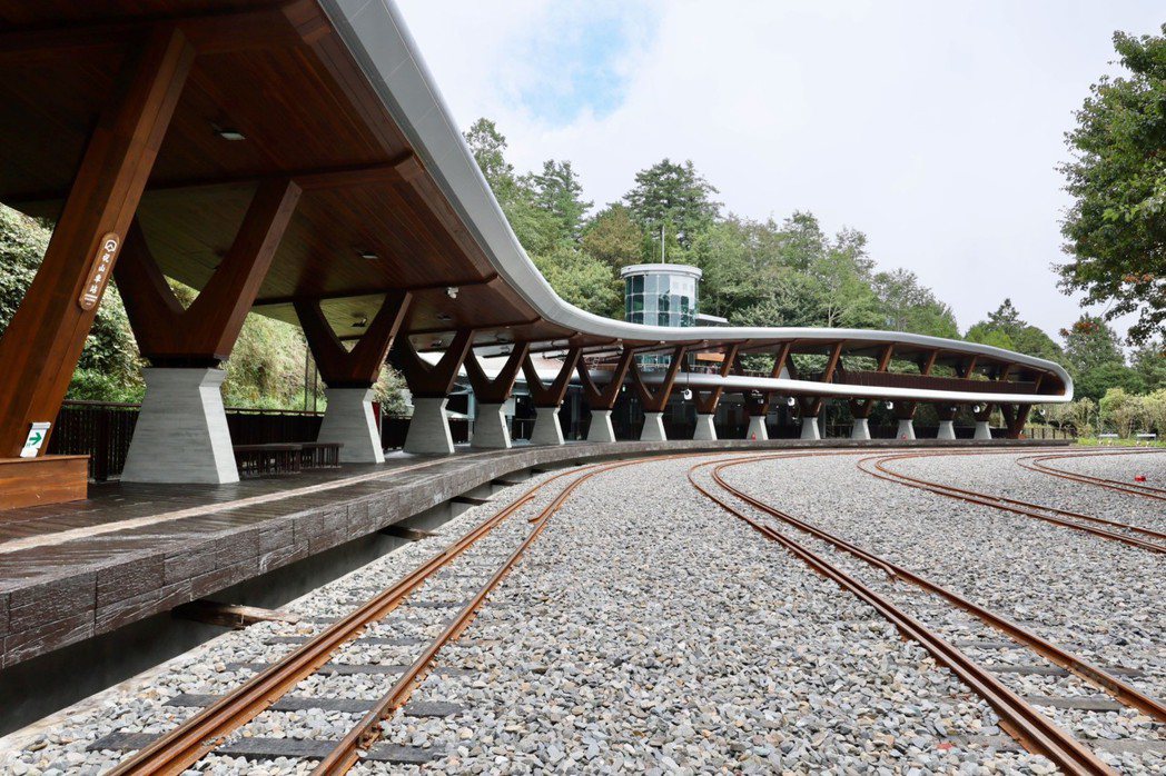 祝山車站保留弧形月台，還原國民記憶中最美曲線。 圖／阿里山林鐵及文資處提供