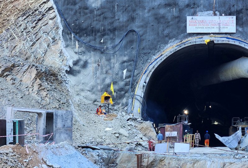 41名印度工人被困在崩塌的公路隧道中長達10天。路透社