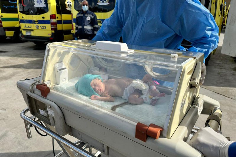 埃及媒體先前報導，共有29名早產兒從加薩走廊最大醫院「西法醫院」撤出，經由拉法邊界關卡，安全送進埃及。法新社