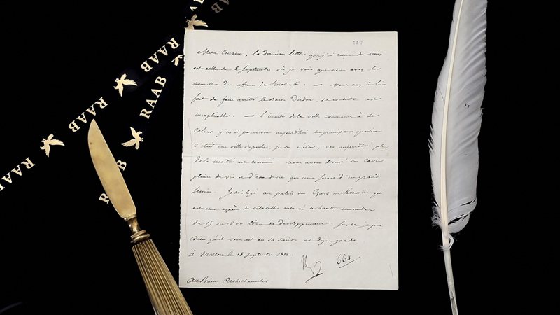 法國政治及軍事領袖拿破崙（Napoleon Bonaparte）寄出的11封信函正出售，包括他攻占克里姆林宮時寄出的信件。法新社