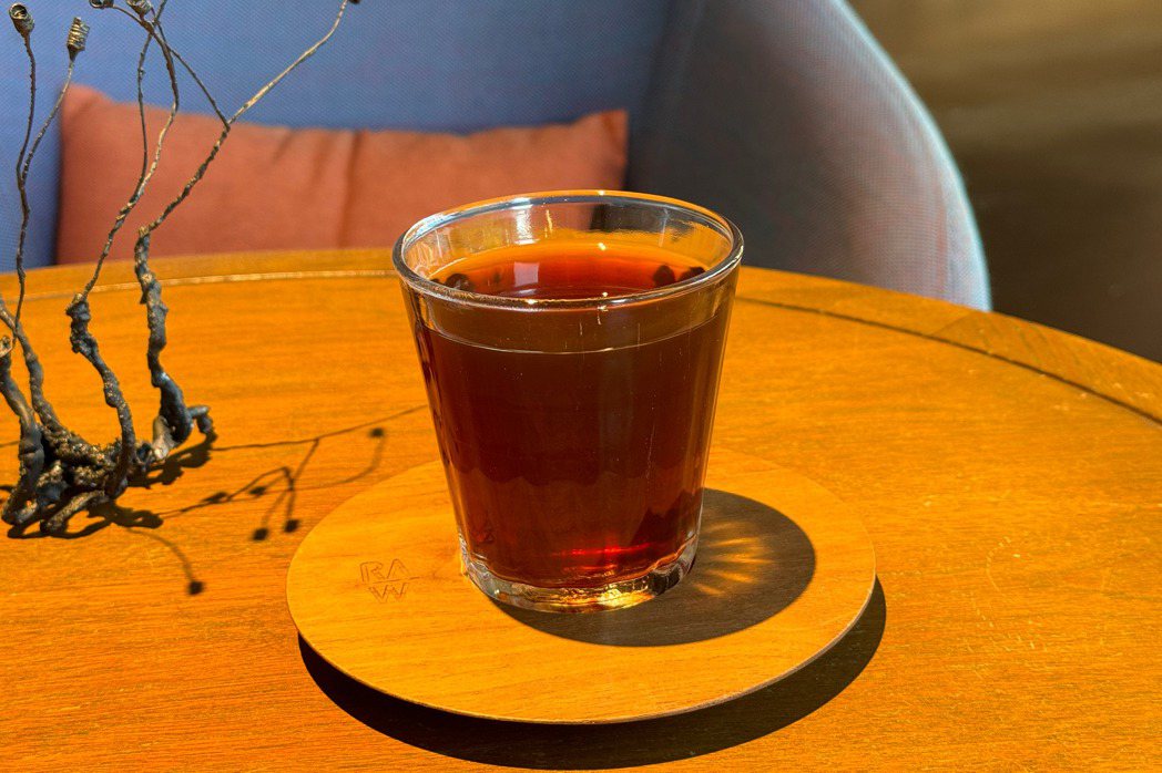 以透明玻璃杯搭配訂製木質咖啡碟，提供五感體驗。在RAW單杯售價250元起＋10％...
