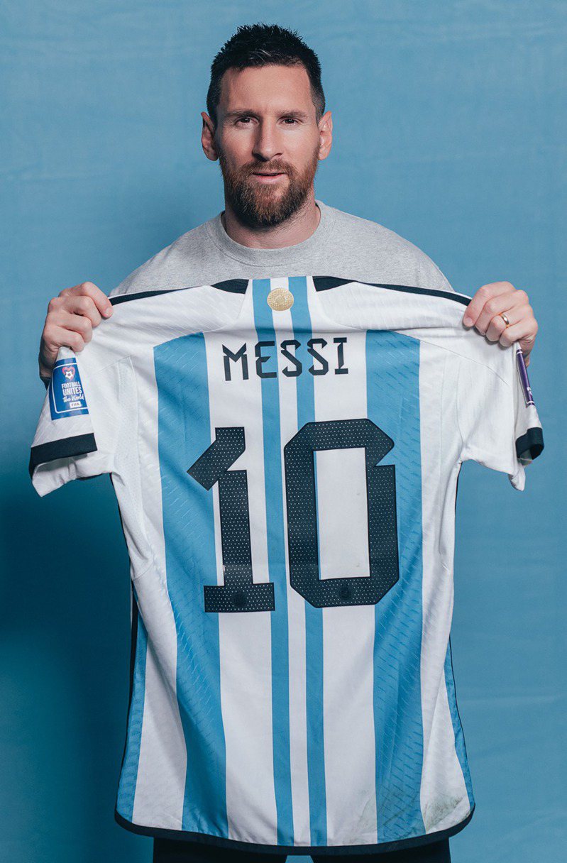 蘇富比宣布拍賣傳奇球王梅西在卡達關鍵賽事中身穿的阿根廷隊球衣，估價逾1000萬美元(約3.1億台幣)，有望成為拍賣史上最高價值的體育紀念品收藏。圖／蘇富比提供