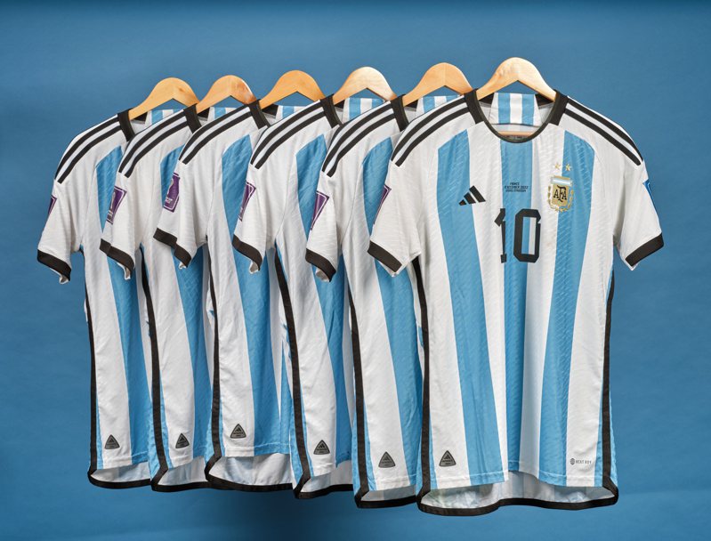 蘇富比11月30日至12月14日將於紐約蘇富比，舉行有「阿根廷球神」美譽的足球明星梅西在2022年卡達世界盃比賽六件落場版球衣公開拍賣，估價逾1,000萬美元。蘇富比／提供
