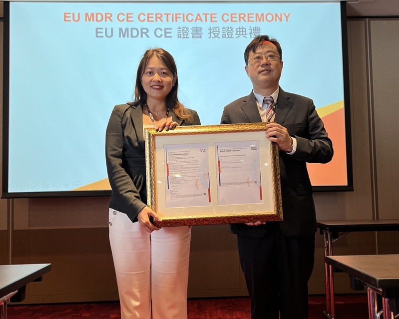 安克取得歐盟醫療器材法規MDR驗證，為全台第一個獲證的智慧醫材軟體公司，總經理李伊俐(左)參與授證。圖/安克提供