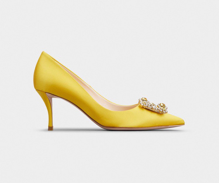 Flower Strass Buckle Pumps黃色高跟鞋，78,200元。圖／Roger Vivier提供