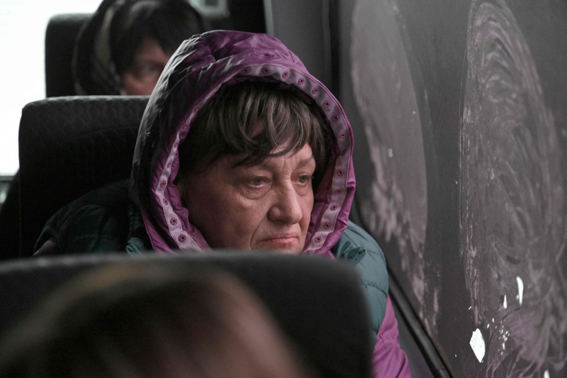 俄烏戰開打至今600多天，目前生活在烏克蘭俄軍占領區的400到600萬民眾，約半數人已接受了俄國的統治，仍有一些烏克蘭人透過非正式和平通道逃往其他地點。圖為一輛開往烏克蘭蘇梅市人道中心的巴士。法新社