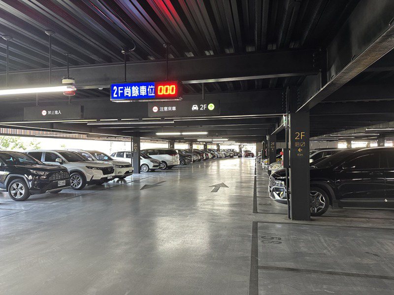 竹東仁愛立體停車場試營運，提供超過500個汽車停車位。記者巫鴻瑋／攝影