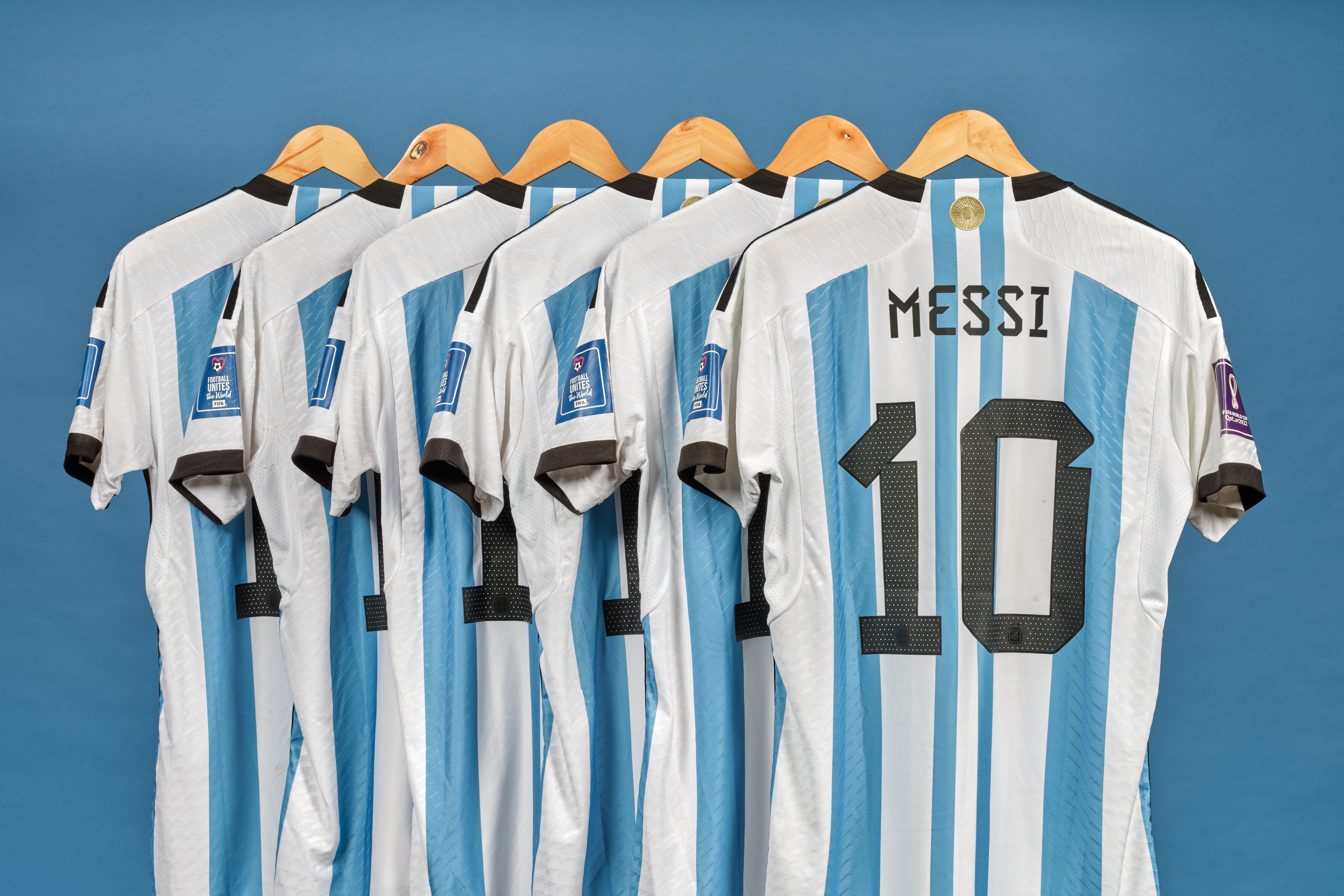 世界盃王者梅西的<u>阿根廷</u>球衣將拍賣 有穿下場的喔！