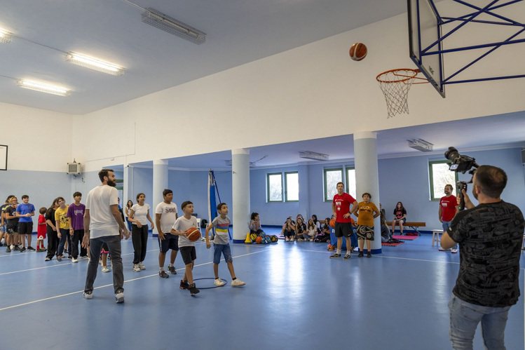 寶格麗與義大利籃球名將Gigi Datome合作，與青年學子分享運動哲學。圖／寶...