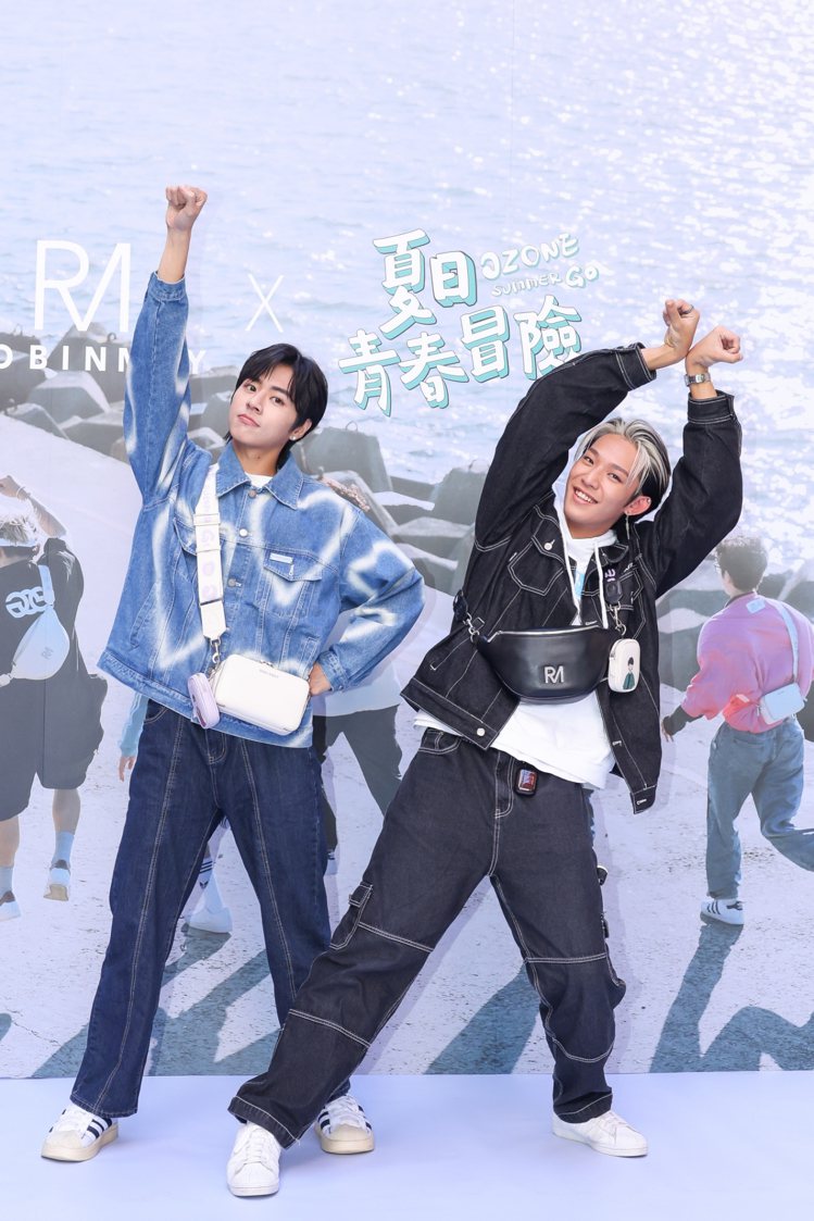 男團OZONE成員林佳辰（左）、林煥鈞現身聯名Robinmay系列袋包活動。記者吳致碩／攝影