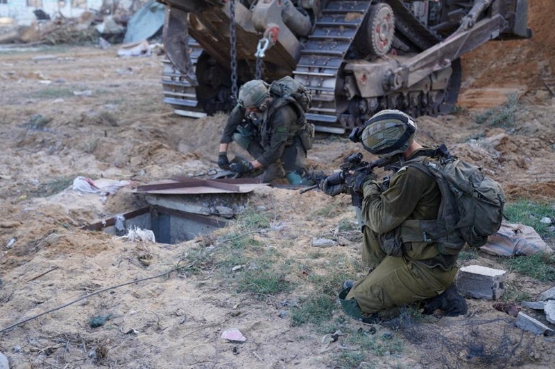 以色列報復被哈瑪斯突襲的掃蕩行動展開後，至今卻很少雙方正面交鋒的報導，哈瑪斯的傷亡人數也寥寥無幾，人都到哪兒去了？圖為以色列國防軍官兵找到據信是哈瑪斯組織地道的入口，準備進入偵察。路透