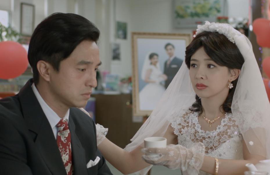 王少偉(左)在「不能沒有妳」中，面對婚禮男方親屬僅一位出席，難過落淚。圖／大愛電視提供