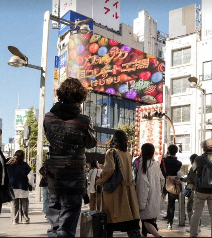 提摩西查勒梅宣傳新片「旺卡」前往日本東京宣傳，途中拍下不少有趣照片。圖／摘自IG