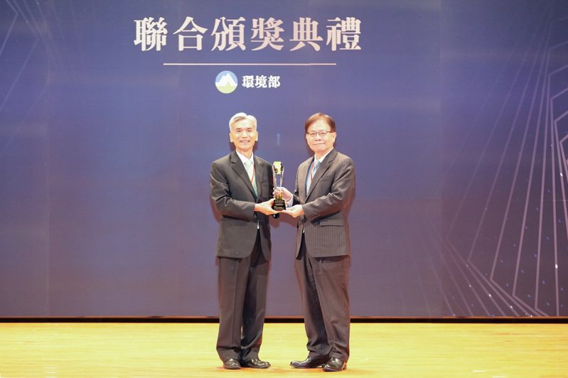 第一銀行五度榮獲環境部「國家企業環保獎」最高榮耀巨擘獎，由環境部部長薛富盛（左）頒獎、第一銀行總經理李嘉祥代表受獎。 一銀／提供