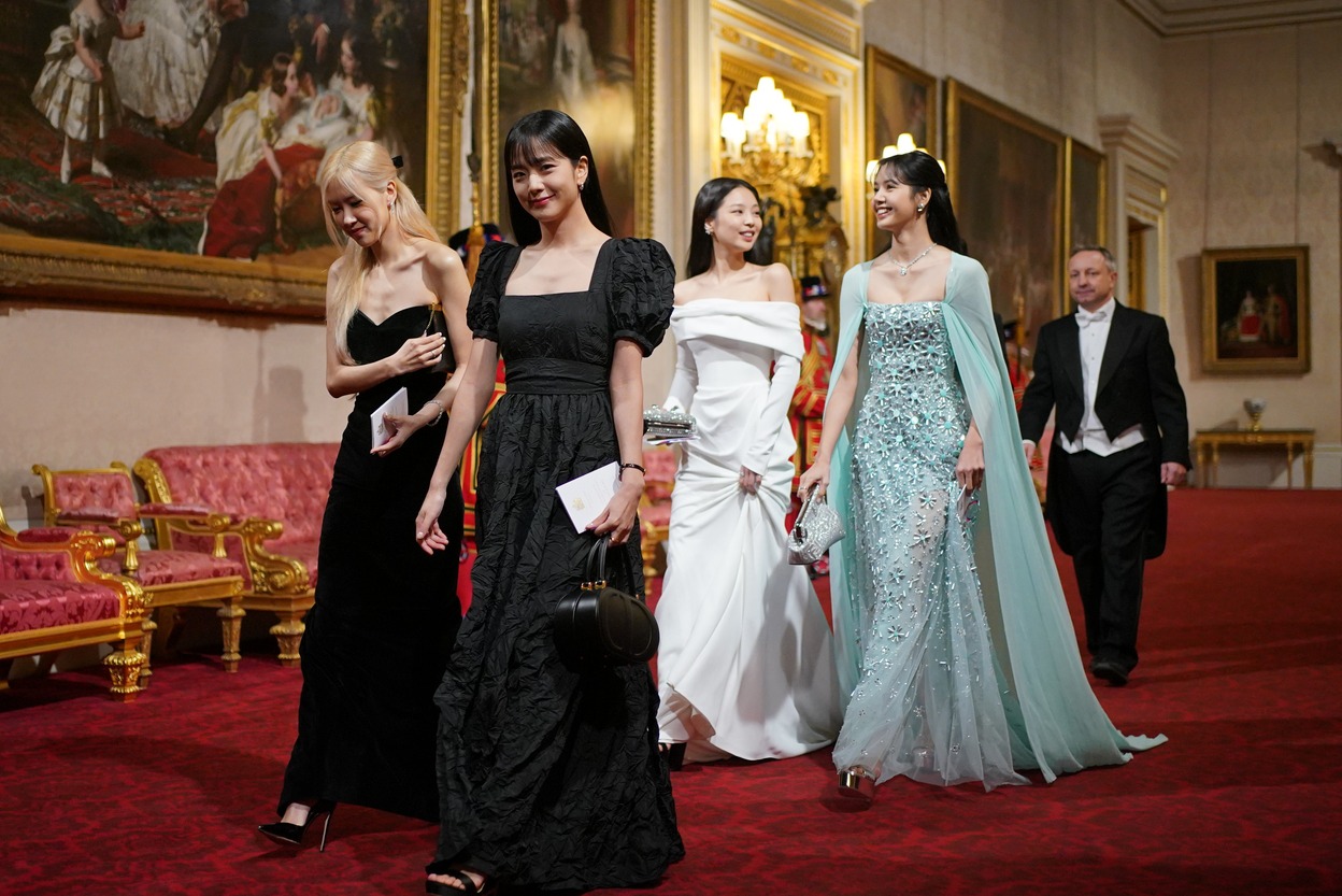 合體方式越來越神奇！BLACKPINK全員化身公主出席英國國宴　「泰國公主」Lisa最搶眼