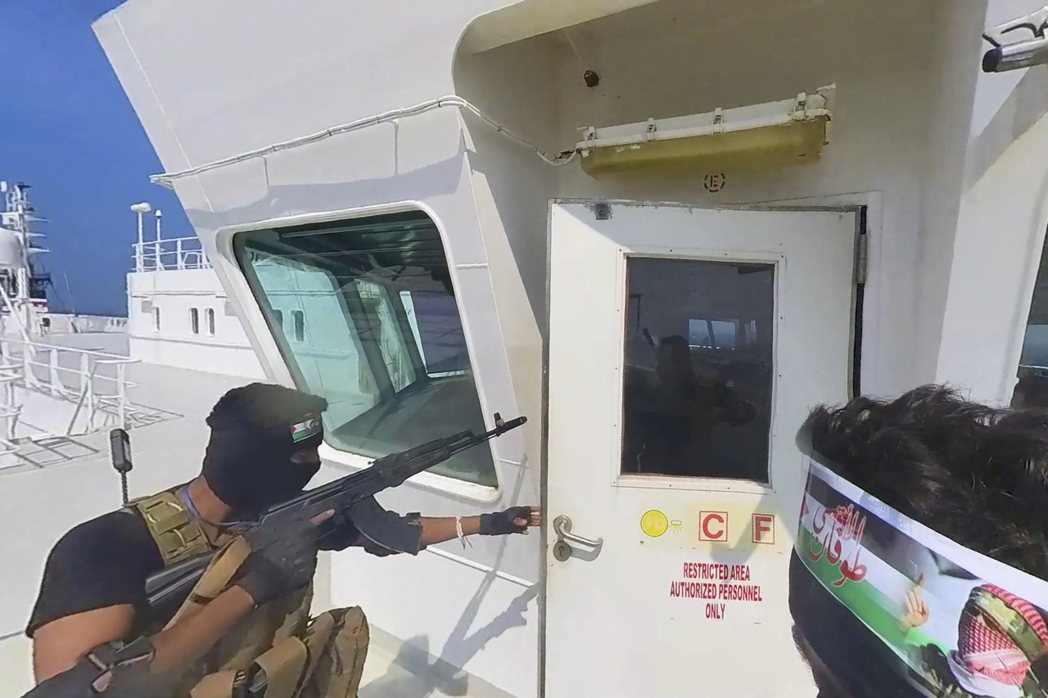 胡塞軍19日挾持商船「銀河領袖號」，該組織自行釋出的攻堅影片中，蒙面持槍的武裝成...