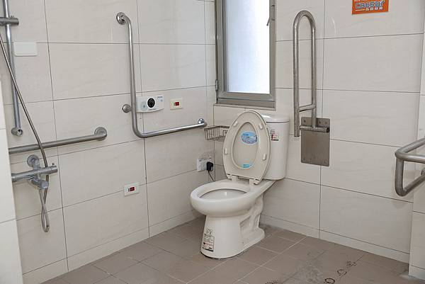 伊甸社宅裡改建的無障礙廁所。 圖／何坤益 攝影