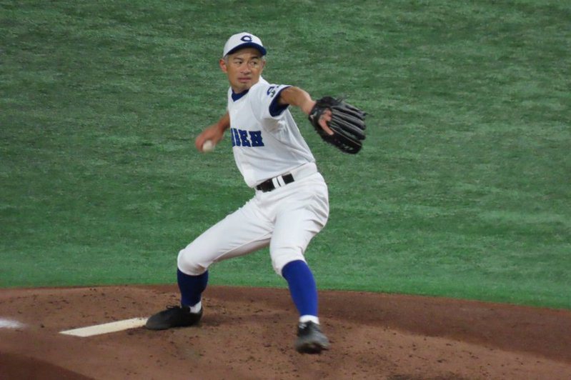鈴木一朗扮演「二刀流」，在與女子高中棒球選拔隊的友誼賽中，用116球投出9局完投完封、敲出雙安。截圖自推特