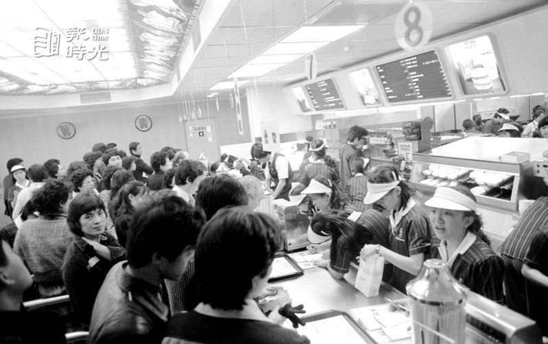 麥當勞1984年在台開幕後的盛況。圖／聯合報系資料照(1984/3/12 本報記者攝影)