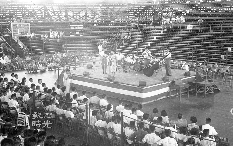 香港歌唱勞軍團十日於台北三軍球場義進行義賣表演。聯合報系資料照（1956/06/10 陳明輝攝影）