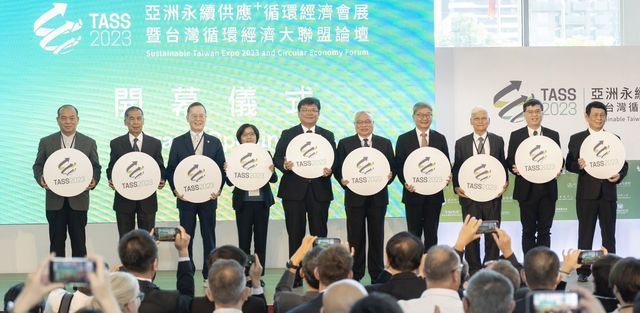 經濟部曾文生次長(左五)南下為「TASS 2023亞洲永續供應+循環經濟會展」開...