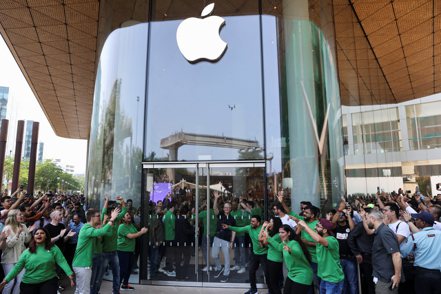 在印度生產價值，首次超過1兆元印度盧比的iPhone。圖為今年4月蘋果執行長庫克（圖中穿黑色上衣）在孟買出席印度第一家蘋果實體店面的開幕典禮。 路透
