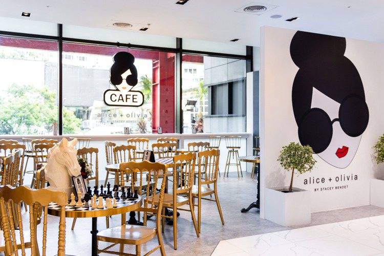 相較於過去都以快閃的方式呈現，全球首間常態性的alice + olivia café就在台灣，而且店裝還復刻紐約店風格，低調奢華與懷舊感兼具。圖／alice + olivia提供