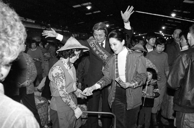 1980年11月23日，歌仔戲小生楊麗花（前右一）一早到台北果菜市場，幫參選立委的好友洪文棟（前右二）發傳單、拉選票。圖／聯合報系資料照片