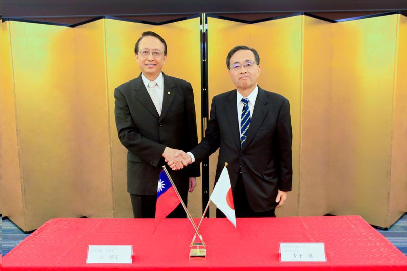 台灣高鐵公司江耀宗董事長（左）與JR東海金子慎會長（右），21日在日本東京共同簽署合作備忘錄。圖／台灣高鐵提供