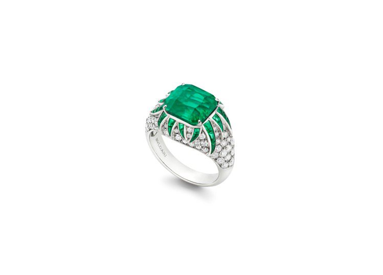BVLGARI Mediterranea系列Emerald Lotus頂級祖母綠與鑽石戒指。圖／寶格麗提供