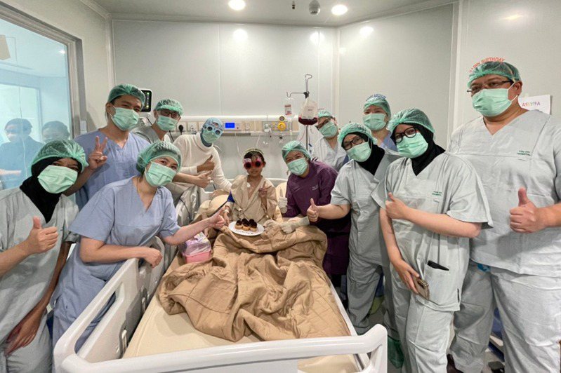 花蓮慈院與印尼慈院醫護團隊在印尼，為罹患重度地中海型貧血的Assyifa（中）完成當地首例小兒骨髓移植治療，大家開心祝福她重生。圖／花蓮慈濟醫院提供