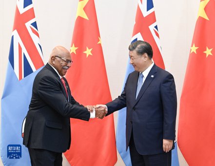 舊金山當地時間11月16日上午，大陸國家主席習近平（右）會見斐濟總理拉布卡（左）。（新華社）