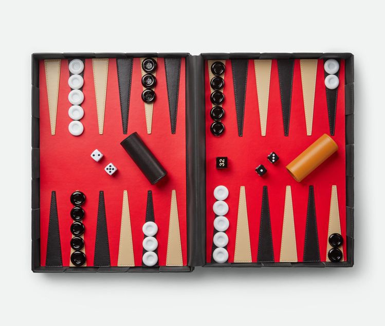 皮革編織雙陸棋遊戲組，19萬8,700元。圖／Bottega Veneta提供