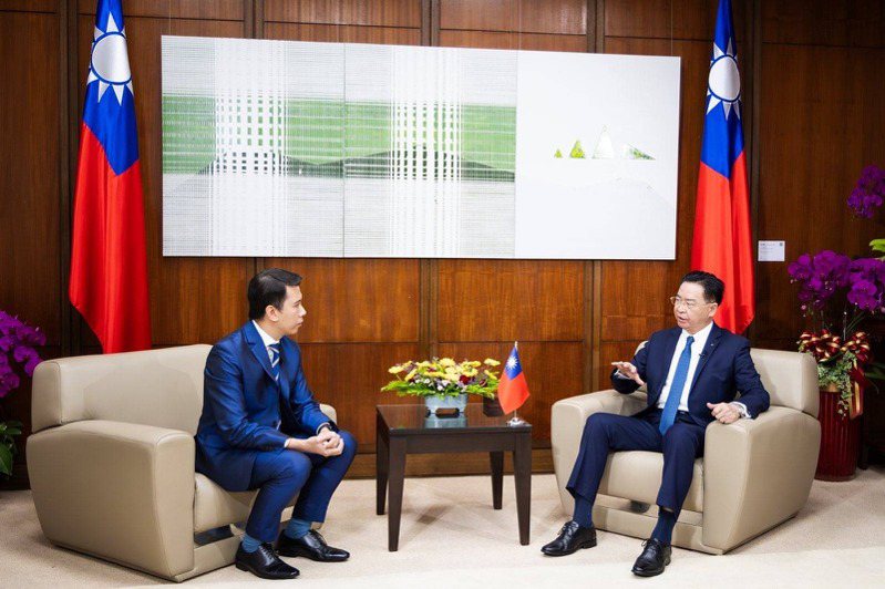 外交部長吳釗燮（右）11月1日接受泰國公共電視台（Thai PBS）專訪。（外交部）