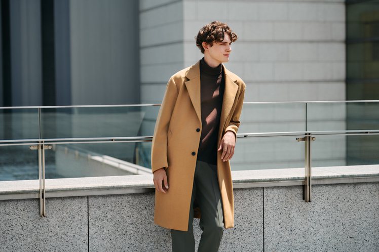 GU男裝麥爾登切斯特大衣，活動期間現降200元，搭配不同的內層單品，自由變化出各種不同風格的時尚造型！圖／GU提供