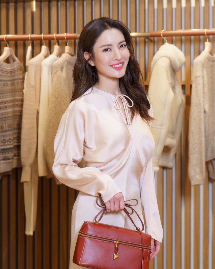 泰國女演員Aff Taksaorn Paksukcharern出席Loro Piana曼谷Siam Paragon店鋪開幕。圖／Loro Piana提供