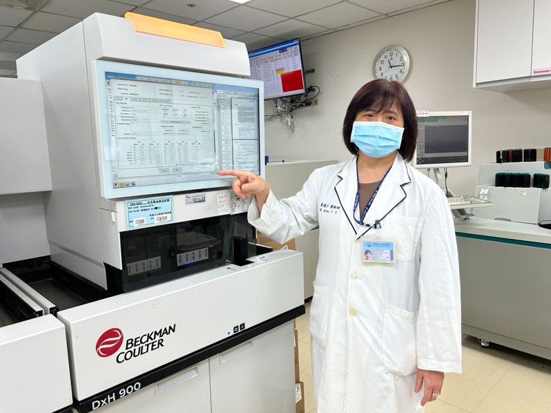 患者可透過抽血，由「智血檢」AI平台分析血液血球狀況，圖為中國附醫「智血檢」機台。圖／中國附醫提供