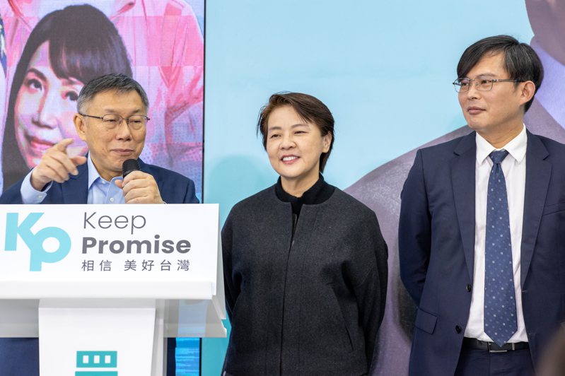 民眾黨主席柯文哲（左一）公布台北市前副市長黃珊珊（右二）、前立委黃國昌（右一）名列民眾黨不分區立委名單第一及第二位。記者季相儒／攝影