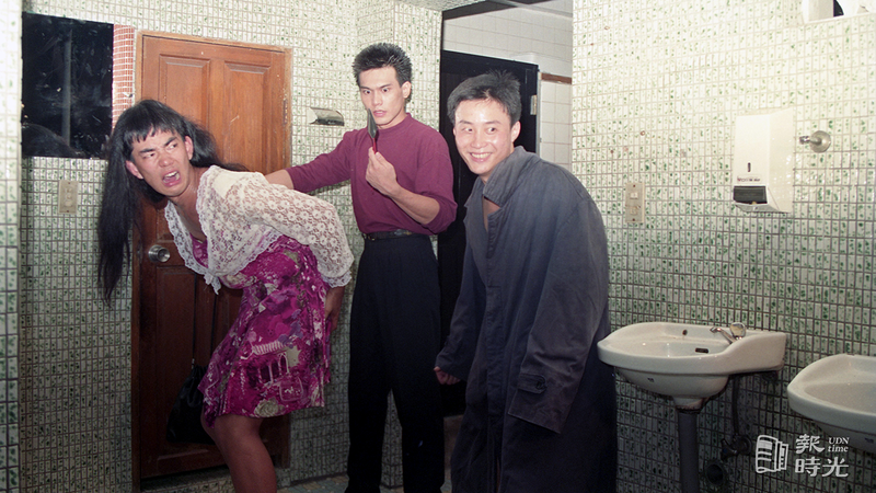 台視「女丑劇場」，開場劇主題「性騷擾」，劇中任賢齊(左)反串演出。圖／聯合報系資料照（1991/05/27 本報記者攝影）