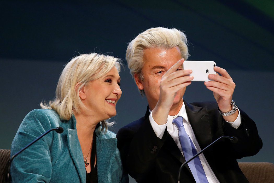 荷蘭國會大選，極右派自由黨成為得票率最高的最大黨。圖為黨主席威爾德斯（左）與法國...
