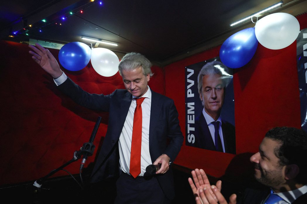 荷蘭自由黨在國會改選中奪得最高席次，領袖威爾德斯發表勝選感言。但自由黨路線激進，...