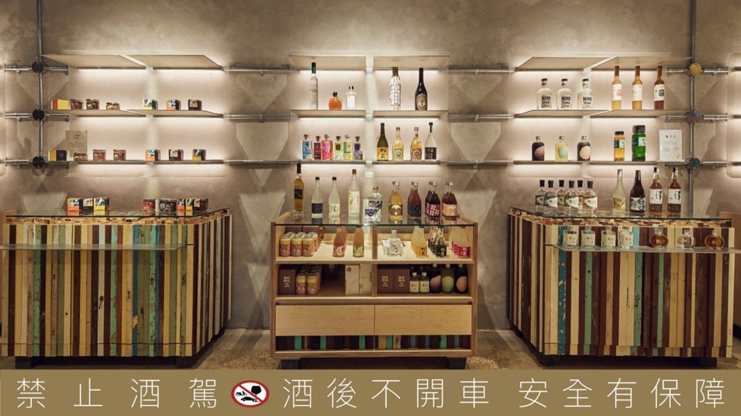 一樓新州選品販售台灣精選地酒、地醬。 圖／或者新州屋提供、攝影：林科呈