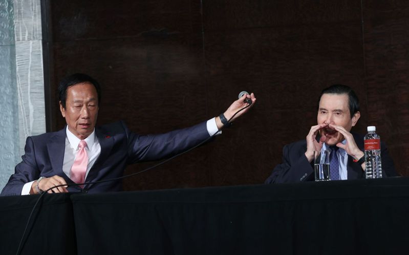藍白郭三方會談下午在君悅飯店展開，總統參選人郭台銘(左)請前總統馬英九發言(右)，馬前總統不願拿起麥克風，直接高喊「我是見證人今天不發言」。記者杜建重/攝影