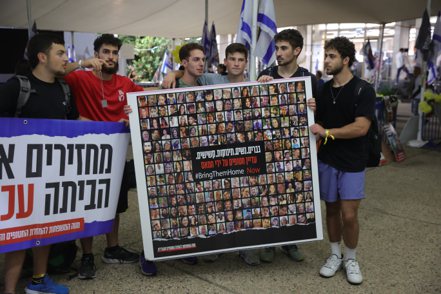 抗議人士22日在以色列特拉維夫博物館外展示被哈馬斯綁架至加薩者的照片，要求當局努力營救 。歐新社