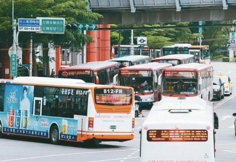 在台灣搭公車，想下車須提前按鈴，但有陸生覺得難以適應，常常坐過站。示意圖／聯合報系資料照片
